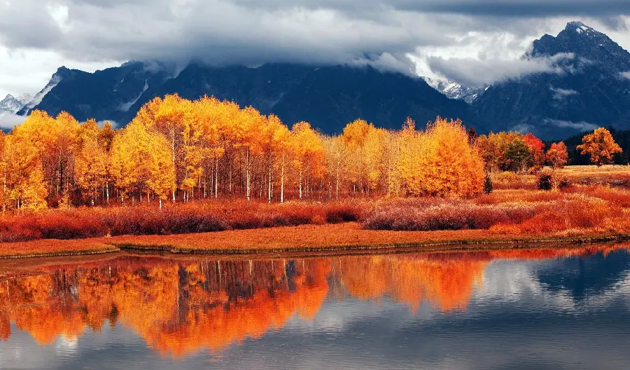 دانلود تصویر زمینه رایگان دریاچه در کوهستان پاییزی با کیفیت 4K 