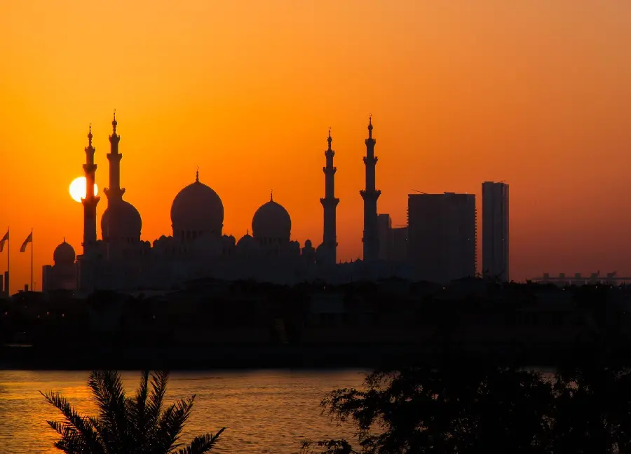 عکس گرفته شده هنگام غروب خورشید از معماری اسلامی