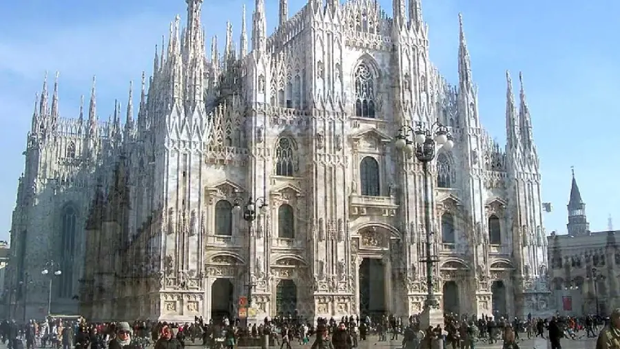 تصویر زمینه معماری گوتیک در کلیسای جامع میلان Duomo di Milano