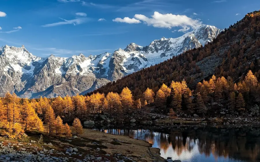 شیک ترین عکس پس زمینه دریاچه در کنار کوه و فصل پاییز زیبا 