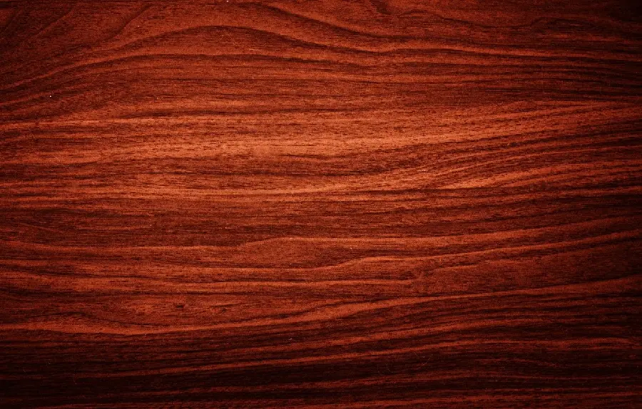 تکسچر و بافت رنگ قرمز یا قهوه‌ای تیره خیره‌کننده‌ چوب گیلاس و کاربرد در لوازم دکوراسیون لوکس و صنعت هنرهای چوبی مانند منبت و معرق و مشبک‌کاری