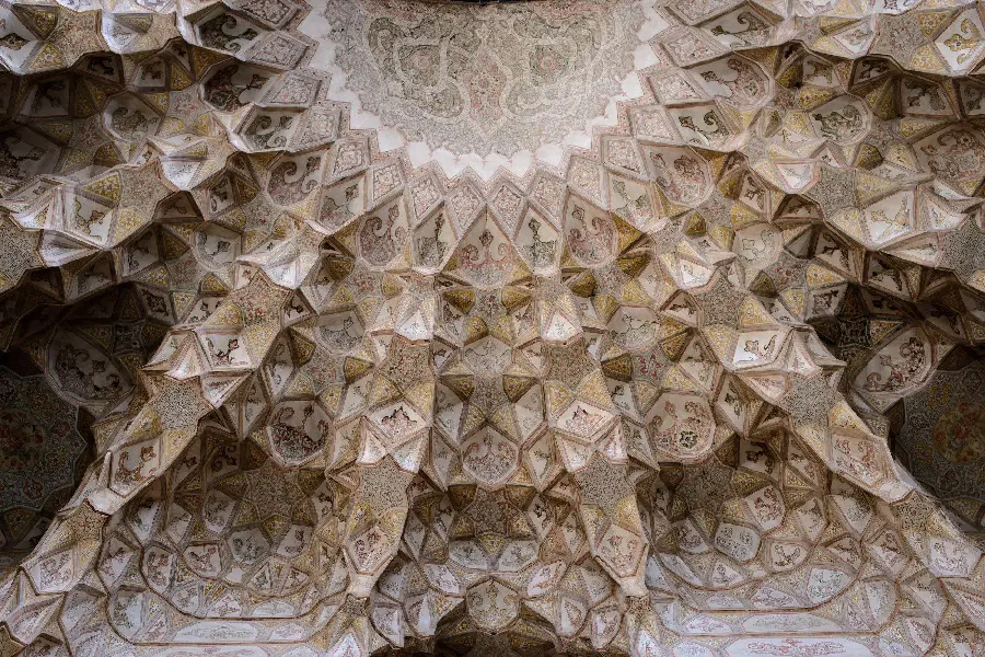 عکسی از سقف یک ساختمان ساخته شده به سبک معماری ایرانی