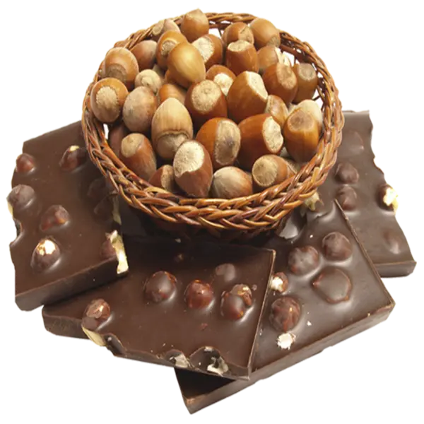 عکس دوربری شده شکلات فندقی تخته ای با فندق های تازه در سبد