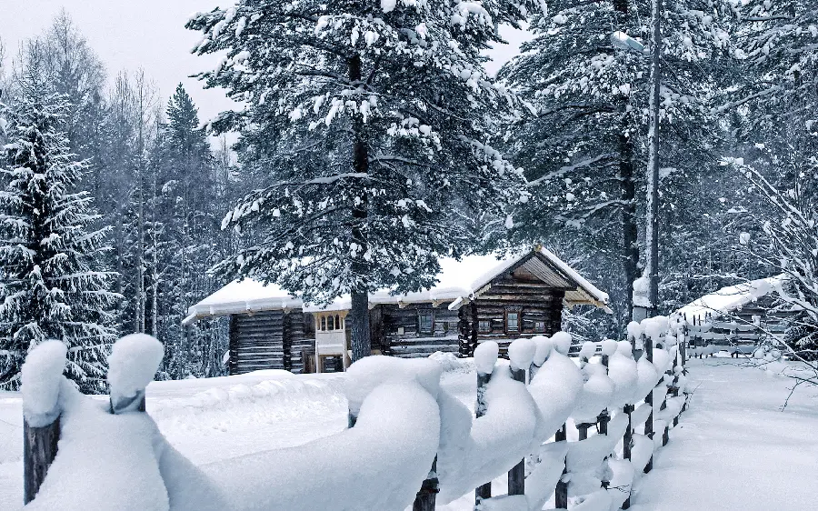 عکس فصل زمستان از طبیعت کوهستانی و کلبه ی تفریحی 