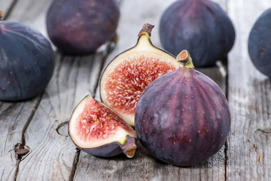 زیباترین عکس از انجیر Fig با زمینه چوبی و حاشیه مات 