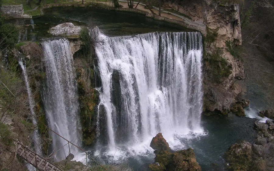 دانلود رایگان عکس فوق العاده و چشم نواز از آبشار طبیعی