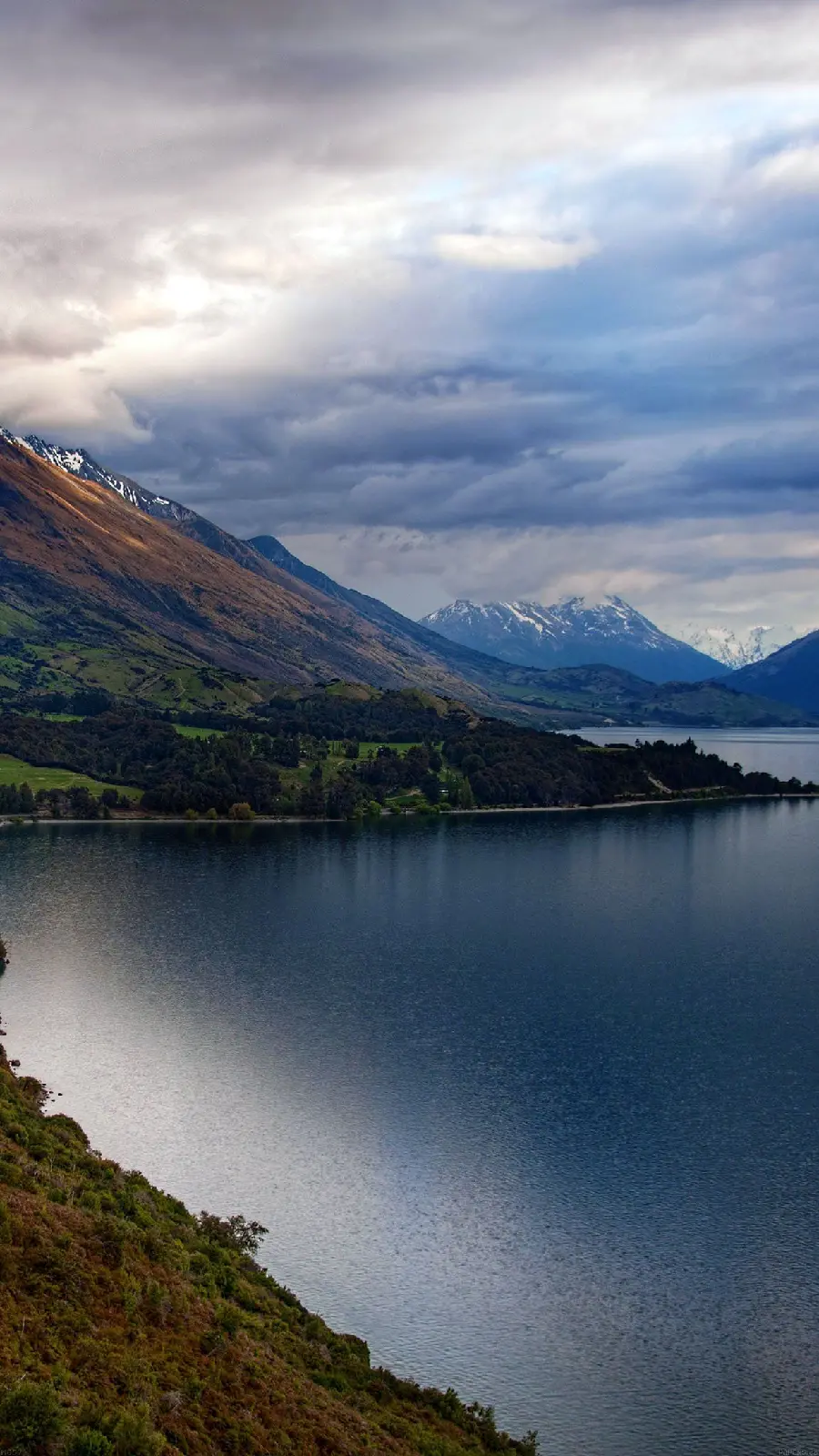 دانلود عکس زمینه جدید و رایگان دریاچه در کنار کوه و آب و هوای پاییزی 