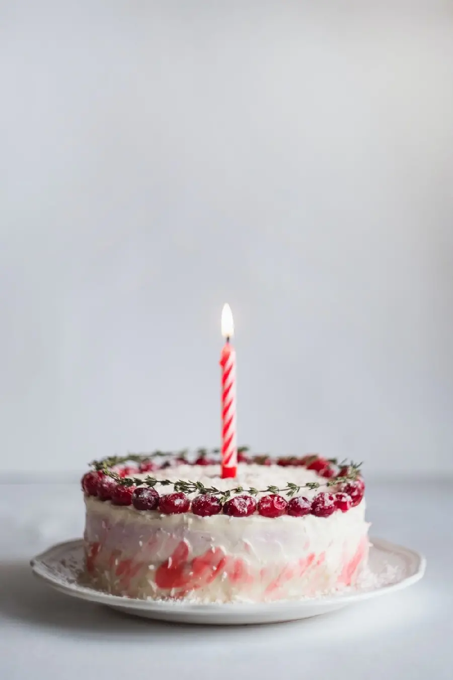 عکس کیک تولد با شمع برای چاپ پوستر در شیرینی فروشی ها