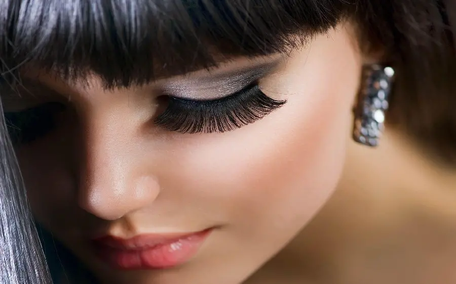 دانلود رایگان و با کیفیت عکس خانم زیبا با مژه های مصنوعی بلند و پرپشت 