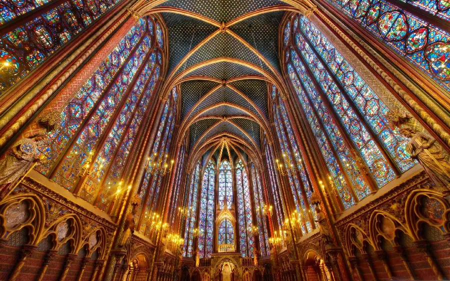 تصویر زمینه از کلیسای جامع گوتیک با شیشه های بلند رنگی