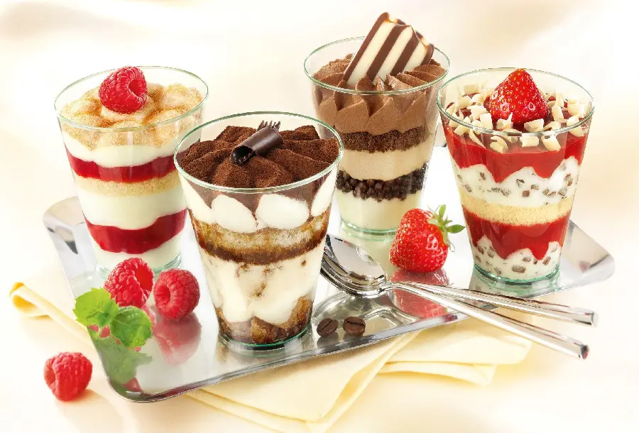 عکس دسر مگنولیا شکلاتی و توت  فرنگی مناسب پذیرایی در تولدها