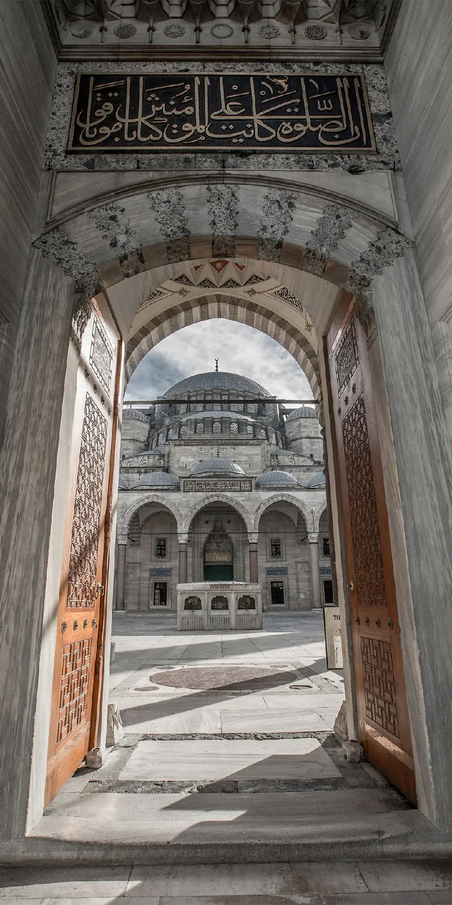 تصویر از درب ورودی یک مکان مذهبی با معماری اسلامی
