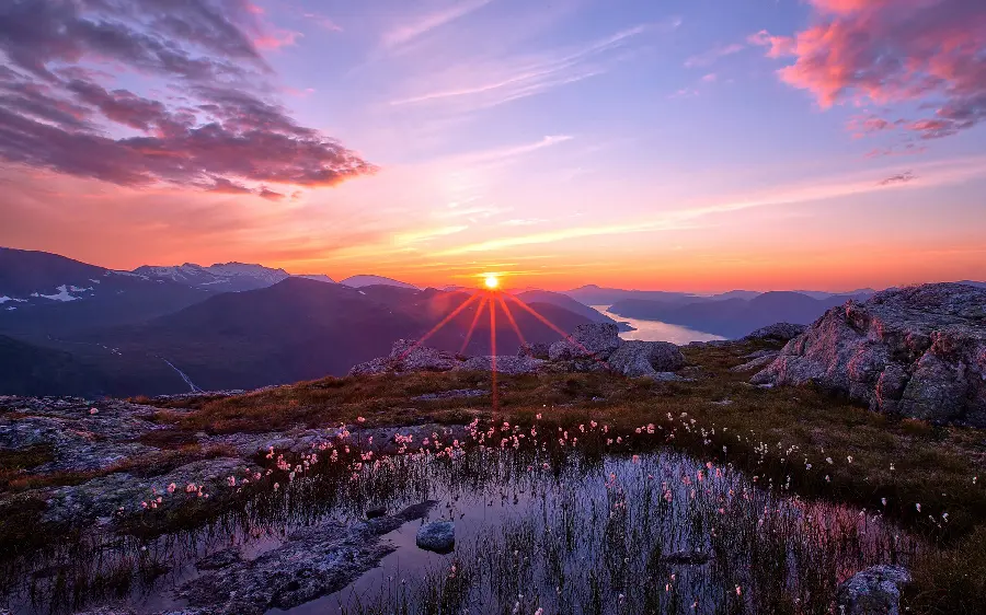عکس زمینه فوق العاده و چشم نواز از غروب آفتاب در کوه های بلند