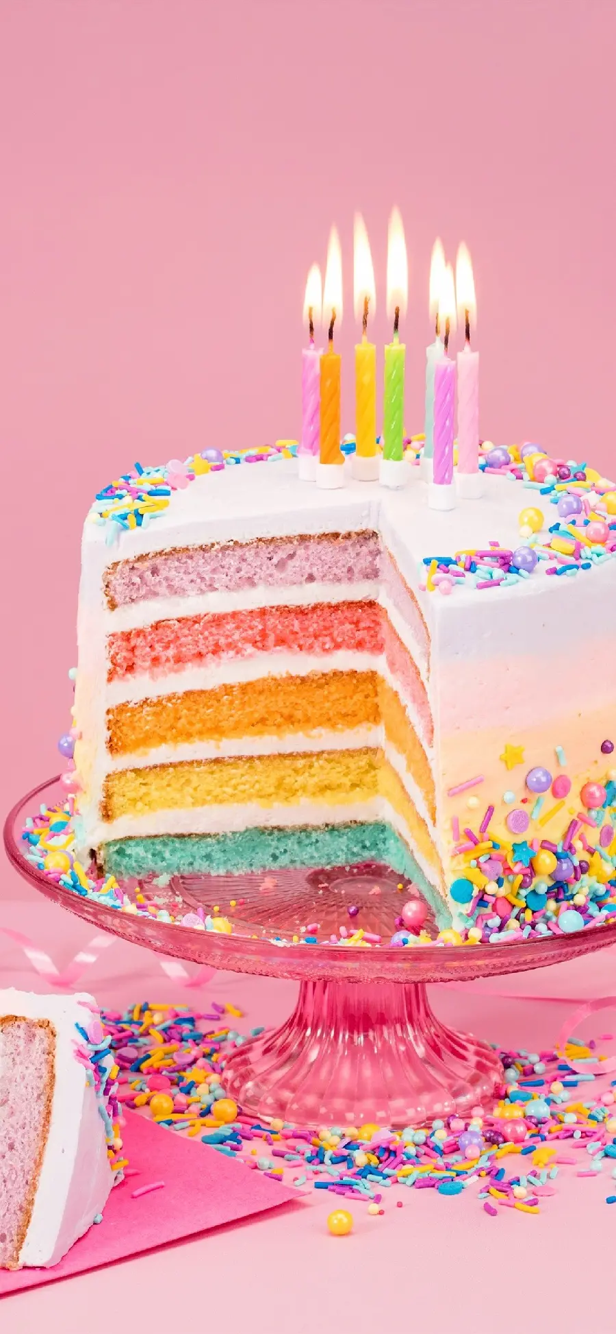 کاور هایلایت خوشمزه ترین شیرینی و کیک تولد دنیا با زمینه صورتی 