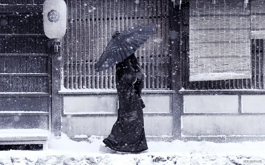 دانلود عکس پروفایل و والپیپر زمستانه رمانتیک و رویایی دختر سیاه پوش خوشتیپ با چتر برفی