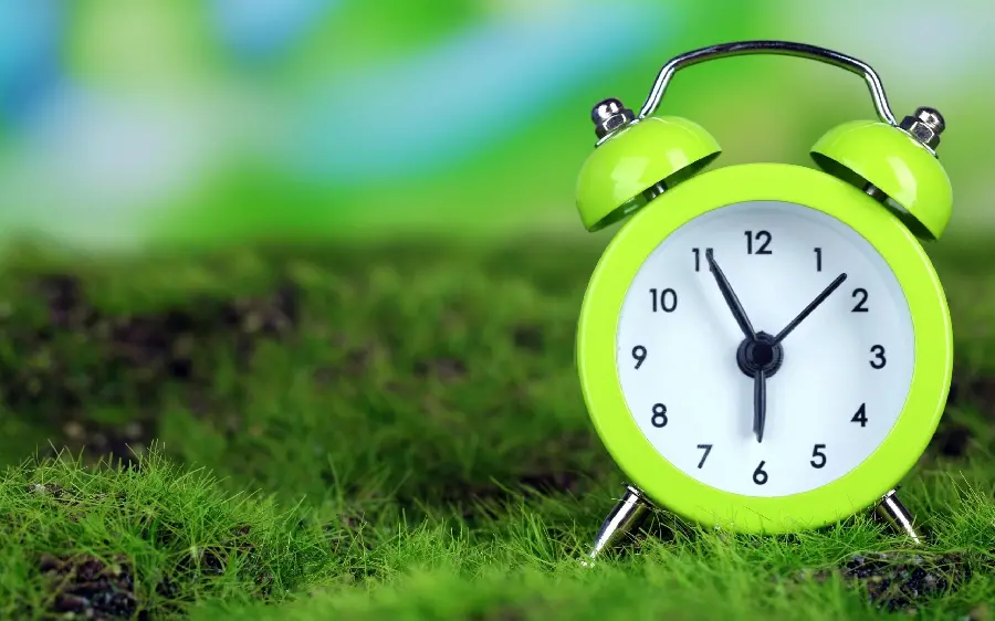 عکس زمینه ساعت رومیزی زنگ دار سبز با کیفیت بالا برای دسکتاپ
