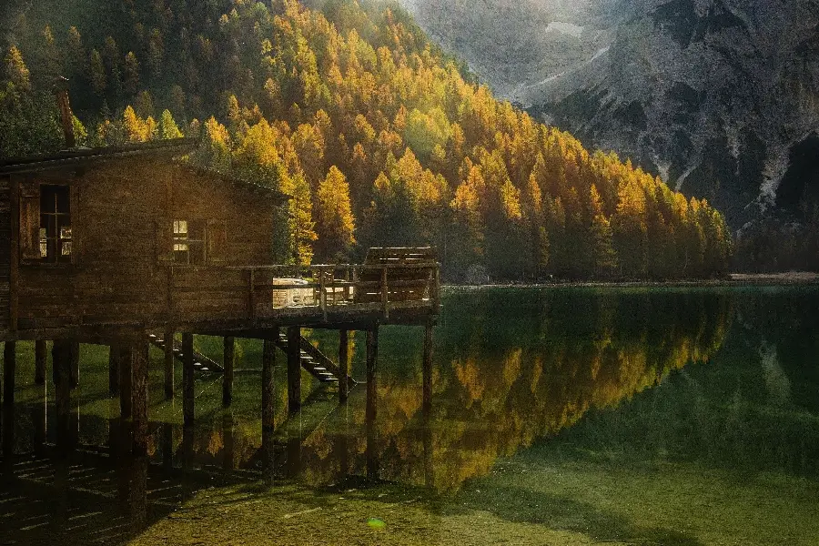 دانلود تصویر زمینه شیک و خاص دریاچه در کنار کوه و فصل پاییز