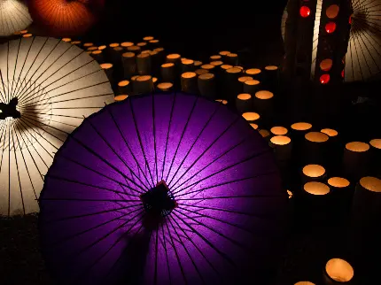 والپیپر با کیفیت و پیکسل بالا از چترهای ژاپنی رنگی در بکگراند رویایی