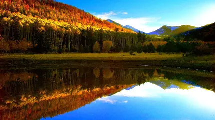 والپیپر ساده و شیک دریاچه در کنار کوه در فصل رویایی پاییز