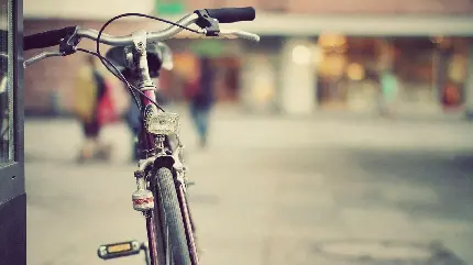 والپیپر دوچرخه تنها در خیابان های شهر با کیفیت بالا