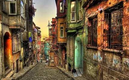 تصویر استانبول محله بالات با ساختمان‌ های رنگی کهنه و قدیمی