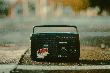 عکس پروفایل رادیو قدیمی روی خاک با زمینه مات و کدر