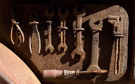 عکس ابزارآلات فلزی زنگ زده قدیمی برای شبکه های اجتماعی