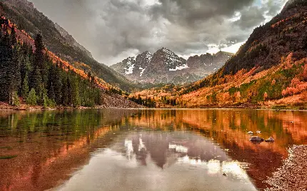دانلود عکس رایگان و با کیفیت دریاچه در کنار کوه و فصل پاییز