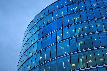 نمای شیشه ای پیوسته با جلوه زیبای ساختمان های مدرن