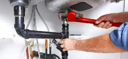 تصویر لوله کش Plumber در حال انجام کار با کیفیت خوب