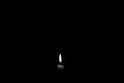 والپیپر شمع سفید روشن در پس زمینه سیاه‌ برای تسلیت 