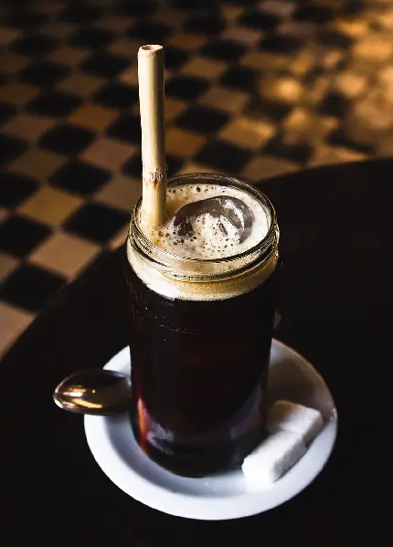 عکس قهوه ترک با یخ iced coffee در کافه شیک و باکلاس