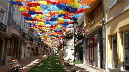تصویری از چترهای رنگی در آسمان یک شهر رویایی