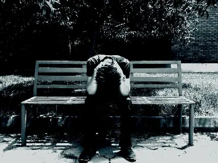 بکگراند خاص پسر غمگین و تنها نشسته روی نیمکت پارک 