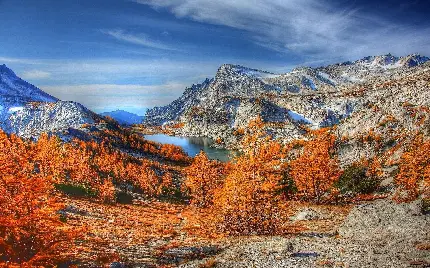 بکگراند با کیفیت و full HD دریاچه میان کوهی در فصل پاییز
