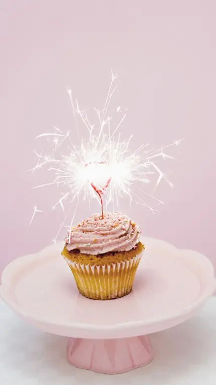 تصویر پس زمینه مینیمال و مدرن مینی کاپ کیک با فشفشه ی روشن مناسب استوری و پروفایل تولد 