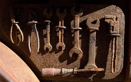 عکس قدیمی ترین ابزار آلات گاراژی و باستانی با بکگراند مشکی 