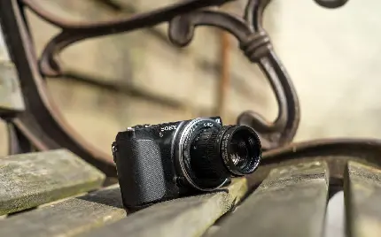 ایده جالب عکاسی دوربین فیلمبرداری کوچک برند سونی روی نیمکت پارک 