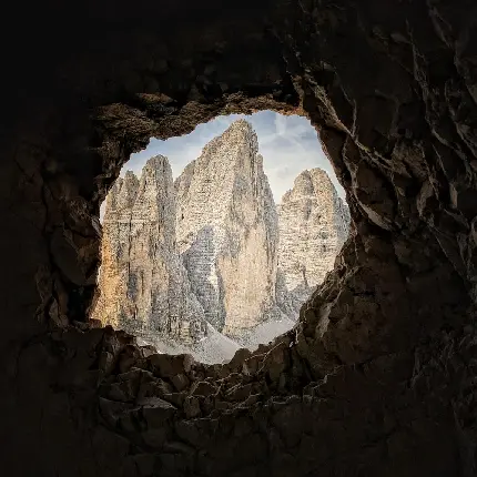 عکس استوک دهانه غار تاریک و قدیمی برای علاقه مندان به غار شناسی 