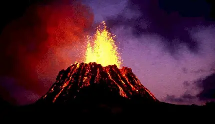 عکس دیدنی از فوران آتشفشان نورانی در تاریکی شب