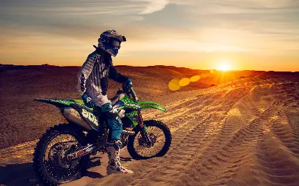 عکس کاور هایلایت جذاب تفریح موتورسوار در پیست بیابانی با موتور سبز روشن Kawasaki KX250