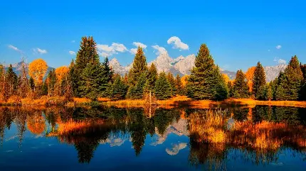 دانلود عکس زمینه زیبای دریاچه کنار کوهی فصل پاییز