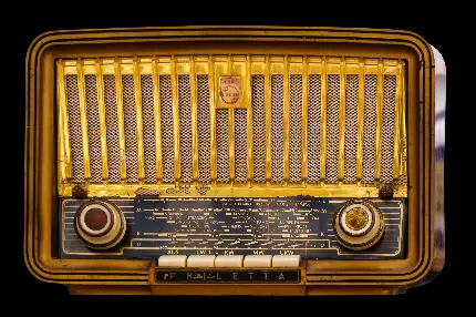 عکس رادیو قدیمی با زیبایی معماری چشم نواز و دوستداشتنی