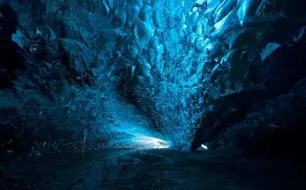 والپیپر غار کریستالی تاریک و بازتاب نورهای ابی و تماشایی 