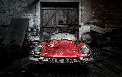 Wallpaper از ماشین قرمز قدیمی در زمینه سیاه و سفید 