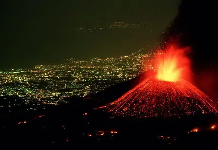 دانلود تصویر انفجار کوه آتشفشان در کنار شهر پرجمعیت