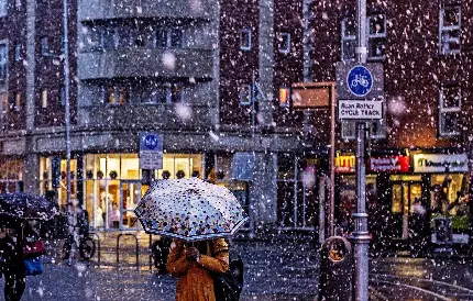 دانلود عکس جذاب دختر خوشگل و دلربا به همراه چتر برفی در زمستان رویایی 