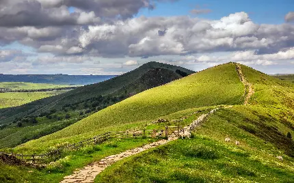 دانلود عکس منظره و چشم انداز طبیعت کوهستانی با آسمان پر ابر 