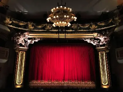 تصویر زمینه پرده های قرمز سالن تئاتر برای تبلت