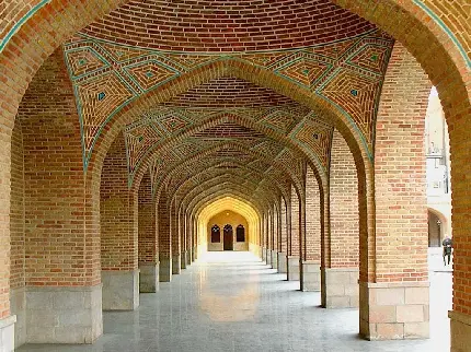 چاپ پوستر عکس با کیفیت معماری اسلامی در این بنای خاص و بزرگ